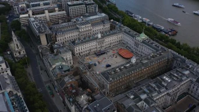 国王学院校园和萨默塞特宫历史建筑的航拍镜头。泰晤士河堤防上旧宫殿的滑动和平移视图。英国伦敦