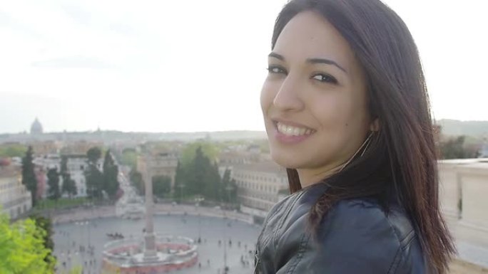 罗马快乐的年轻旅游女人: 波波洛广场