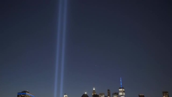 跟随9月11日纪念灯从曼哈顿市中心倾斜