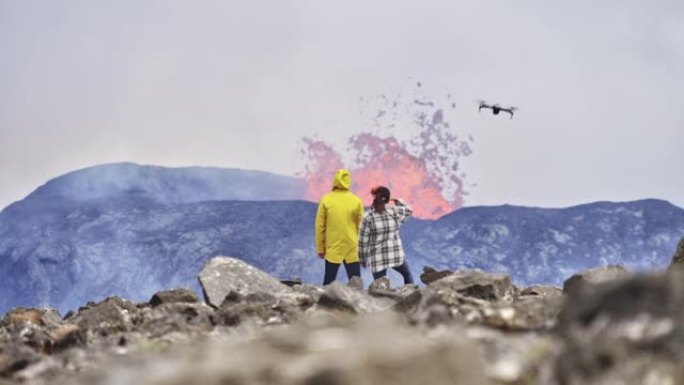 旅行者的全景拍摄，可以看到火山喷发