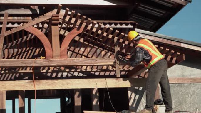 年轻的木匠屋顶建筑商在建筑工地上研究屋顶结构。