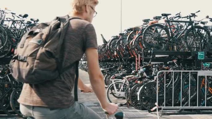 荷兰阿姆斯特丹-2019年4月24日: 中央火车站的一个巨大的自行车铺位停车场。