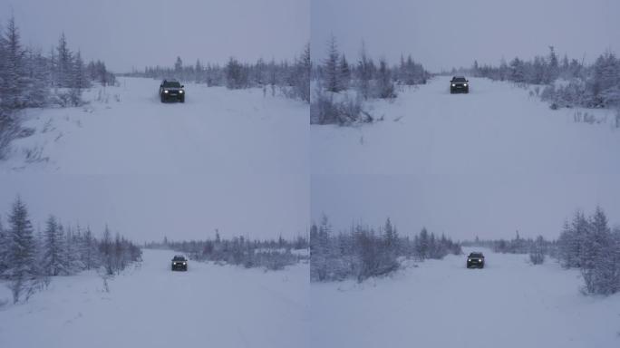 SUV行驶在雪道上