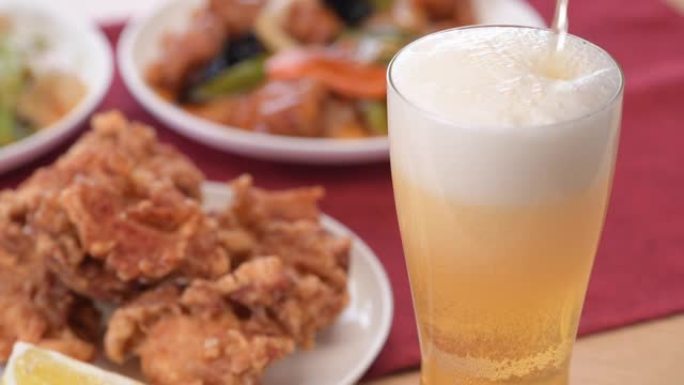 中国菜和生啤酒在桌子上一字排开。