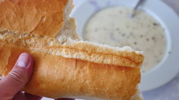 一盘酸奶汤和烤面包，土耳其高地汤