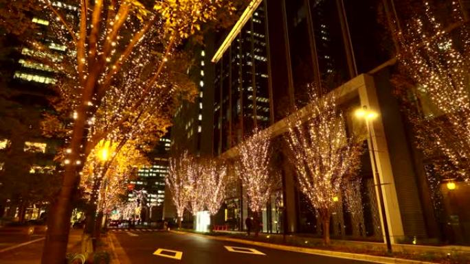 东京丸之内的圣诞灯和人们。