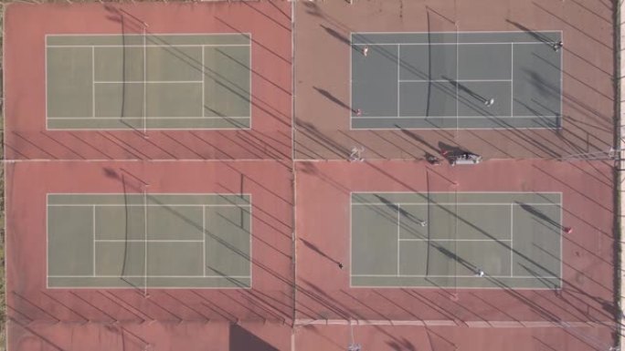 无人机在网球场上方飞行