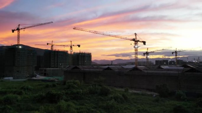 浪漫的天空背景，起重机正在建造大型住宅