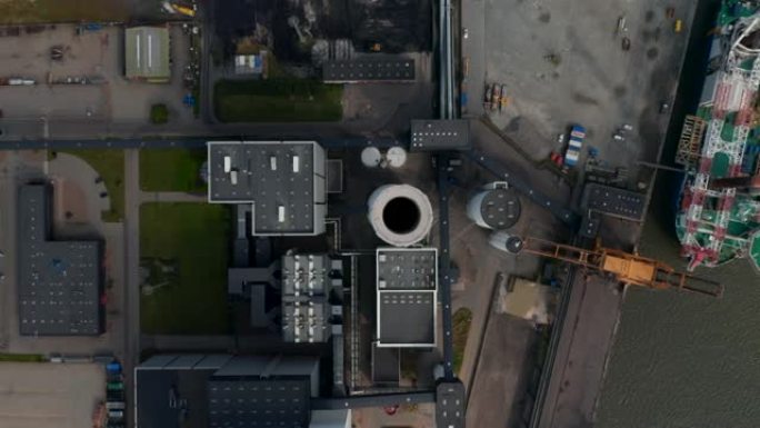 丹麦埃斯比约发电站烟囱的俯视图。煤炭和石油燃料发电厂烟囱的俯视图，该发电厂将不再使用煤炭作为燃料20