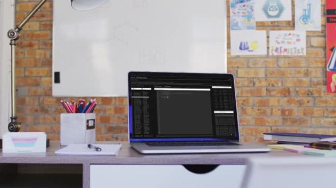 笔记本电脑，数据处理站在办公室的桌子上