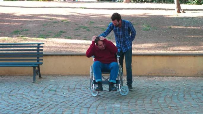无助的残疾男人-女人保护一个年轻男人免受爱出风头的朋友