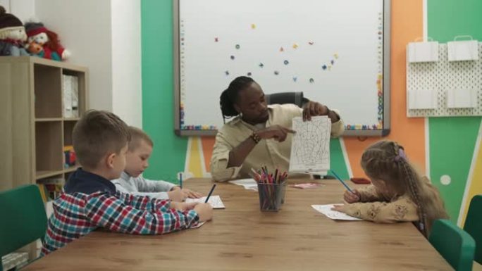 非裔美国老师在教室里教一群孩子