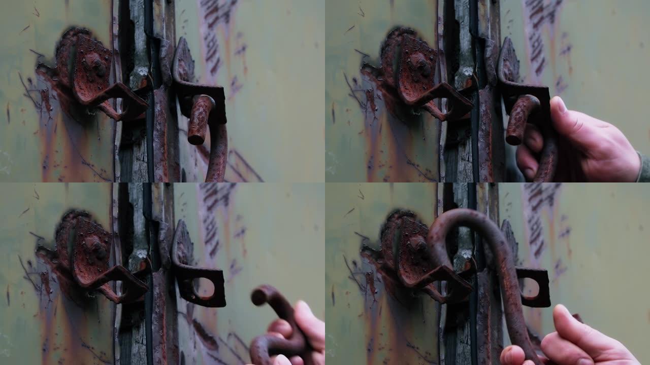 旧生锈的锁铰链。那个人打开了锁。