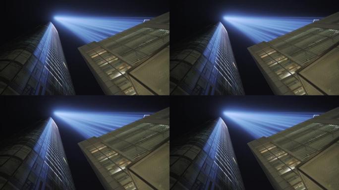 9月11日纪念灯从纽约市的停车场顶上升起