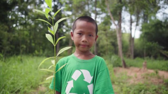 孩子在森林里种树。地球日。
