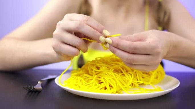 一个女孩在咖啡馆吃黄色意大利面的特写镜头