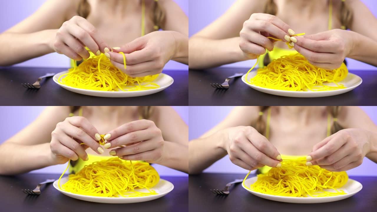 一个女孩在咖啡馆吃黄色意大利面的特写镜头