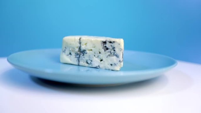 蓝纹奶酪在盘子上旋转