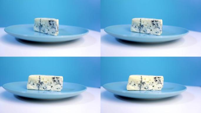 蓝纹奶酪在盘子上旋转