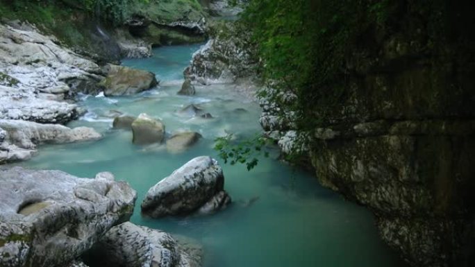 流淌着石头巨石和石头急流的野山河。小溪里快速泼水。冬天的山溪。充足的清澈溪流。奥卡齐峡谷