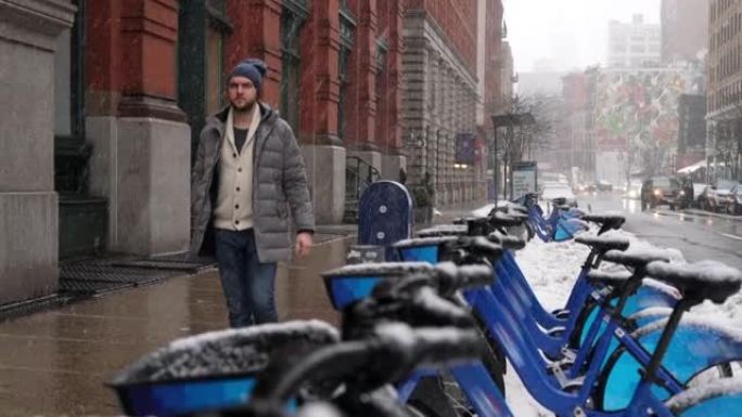 曼哈顿的年轻人在恶劣的天气下，在冬季暴风雨和大雪中。
