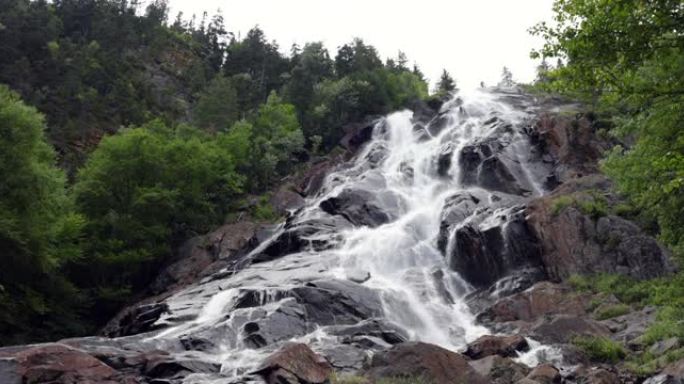夏季溜槽德莱尼瀑布自然景观
