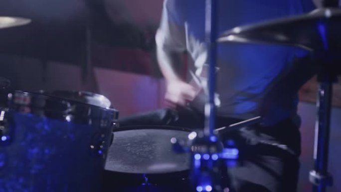 一名职业男艺人演奏鼓包。