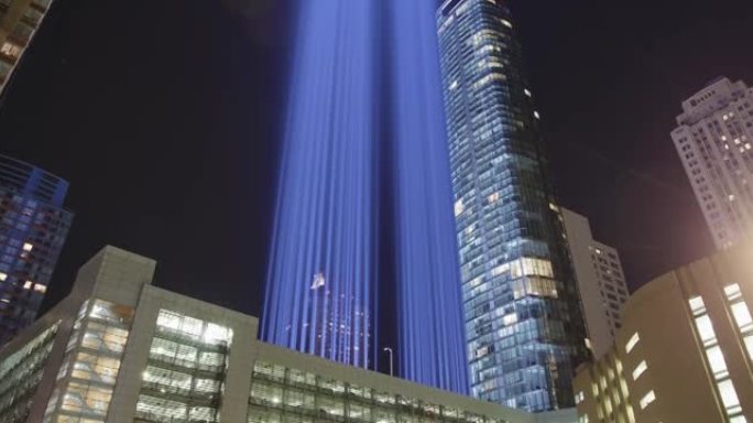 倾斜曼哈顿市中心9月11日纪念灯的延时