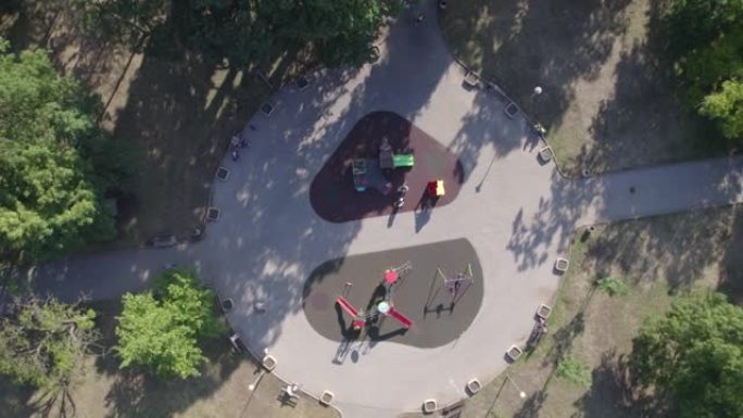 无人机在城市公园操场上玩耍的孩子的俯视图