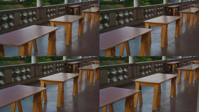 卢布尔雅那建筑露台上的木制咖啡桌
