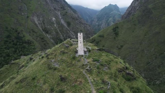 俄罗斯车臣共和国古代葬礼建筑Tsoy Pede的鸟瞰图。行动。白塔在青山环绕的山顶上。