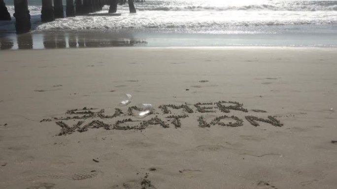 塑料垃圾放在美丽的热带海滩上的沙滩上写有暑假的单词