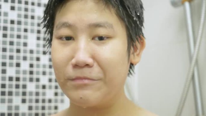 快乐的亚洲男孩早上在家在浴室洗澡，日常简单的生活方式理念。