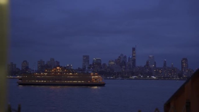 船在晚上漂浮夜色夜景天际线