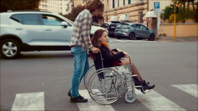 使用轮椅的人过马路推着女友