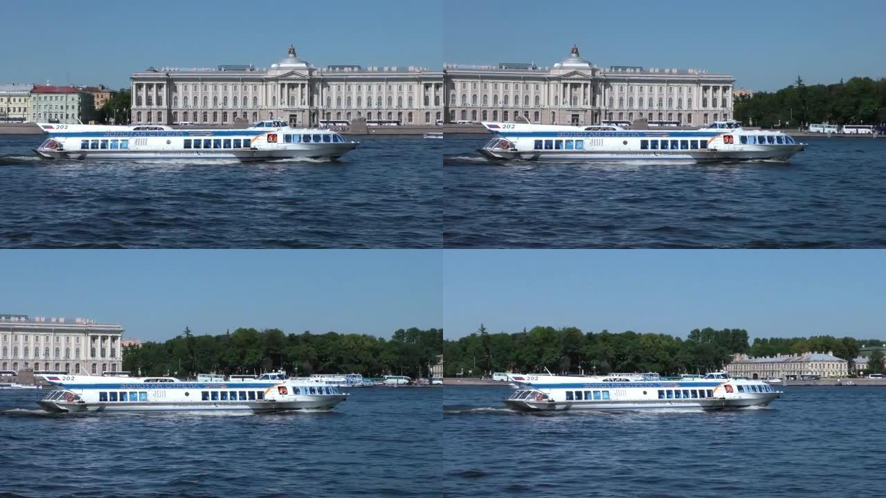 俄罗斯圣彼得堡: 航运旅游季节的涅瓦河景色。