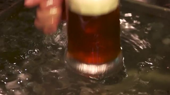 啤酒在冷水中冷却。