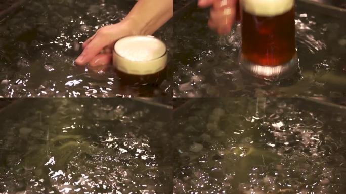 啤酒在冷水中冷却。