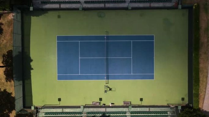 新型冠状病毒肺炎期间空网球场，空网球场和球场的鸟瞰图，多云天气下的网球场，体育运动促进健康，体育分支