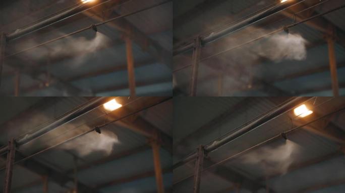 小气候雾，工业加湿器在工厂的天花板上喷洒水颗粒