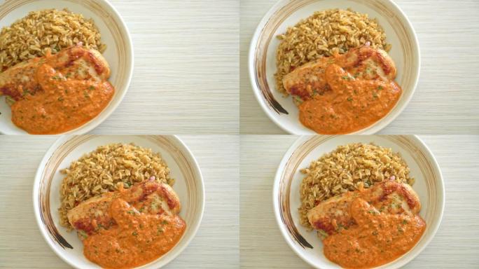 烤鸡排配红咖喱酱和米饭-清真食物风格