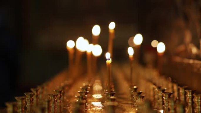 蜡烛教堂燃烧，虔诚的天主教徒在圣殿里的宗教圣诞节