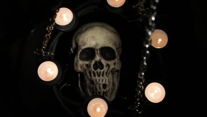 假人头骨被锁链上的蜡烛包围