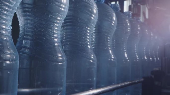 水厂在自动输送线上将纯泉水装瓶成瓶