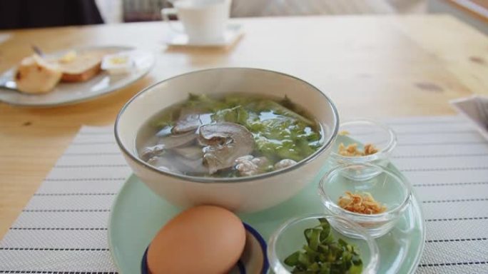 泰式传统早晨早餐食品水煮饭拌肉蛋放在桌上，健康早餐食品