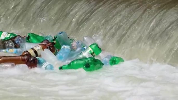 河水中的塑料瓶和垃圾。