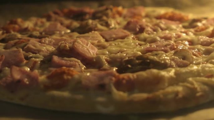 延时奶酪披萨在烤箱里烹饪。披萨上的奶酪融化特写。特写在烤箱里煮冷冻披萨。快餐不健康饮食胆固醇。在电炉