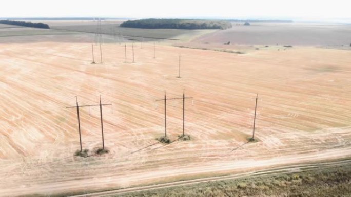 现场高压电塔。传输电线。农田用电气设备和高压电线绝缘子
