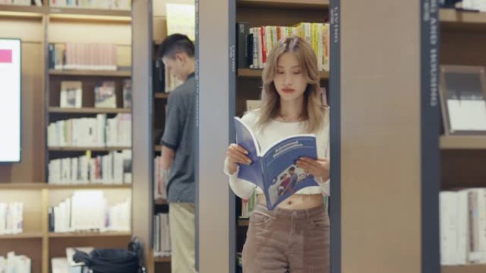 MCU青年成年女性在书店读书