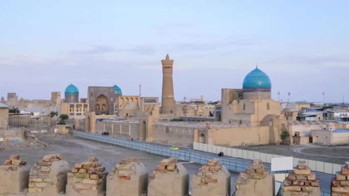 乌兹别克斯坦布哈拉日落时的城市景观